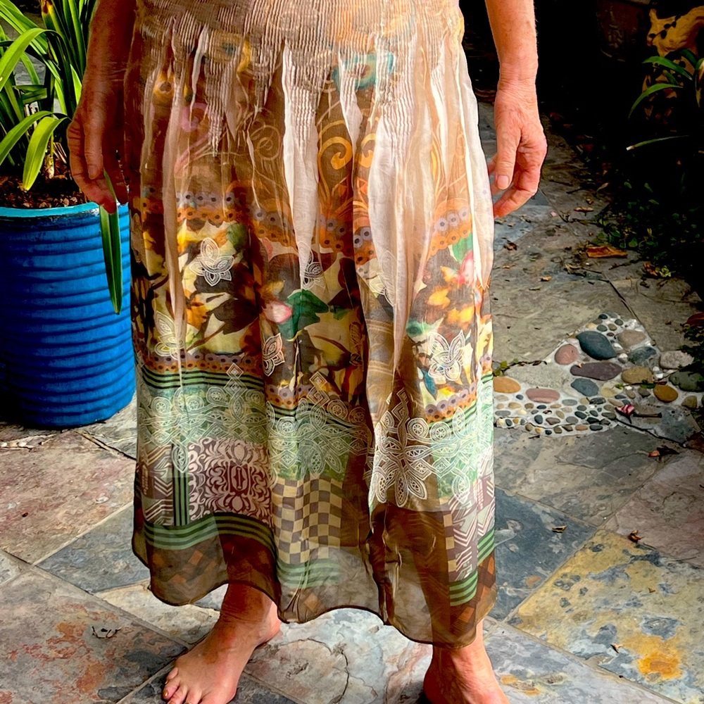 Elastic waist, long, easy to wear skirt